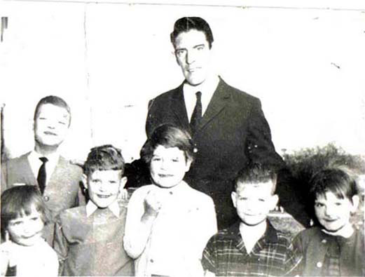 Familie Knubben, pa, Martien (naast pa links), vlnr Fietje(Sophie), Sjaak, Silvia, Huub & Willie
